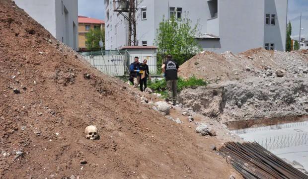 Okul inşaat kazısından insan kafatası ve kemikler çıktı