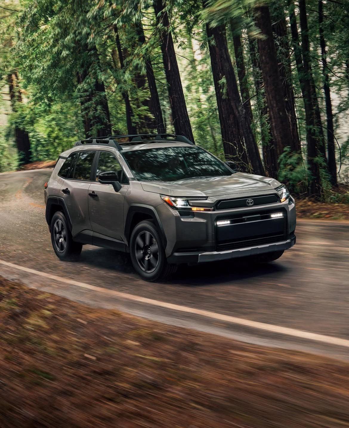 Hibrit ve plug-in hibrit seçenekleriyle gelen yeni RAV4, hem şehirde tasarruf hem de arazide üstün performans vadediyor.