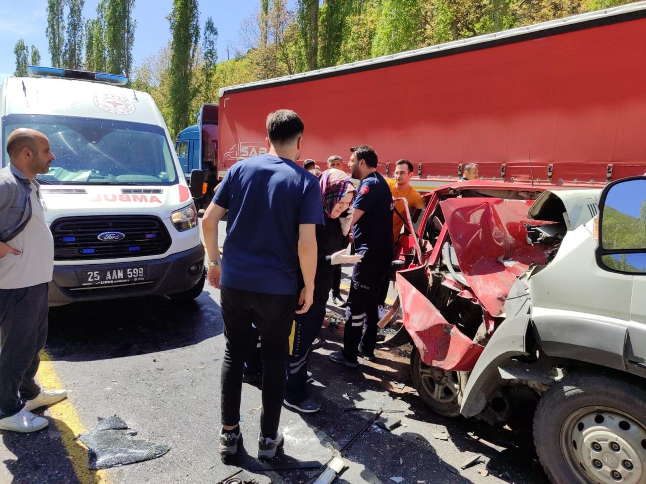 Olay yerine çok sayıda sağlık ekibi sevk edildi. 