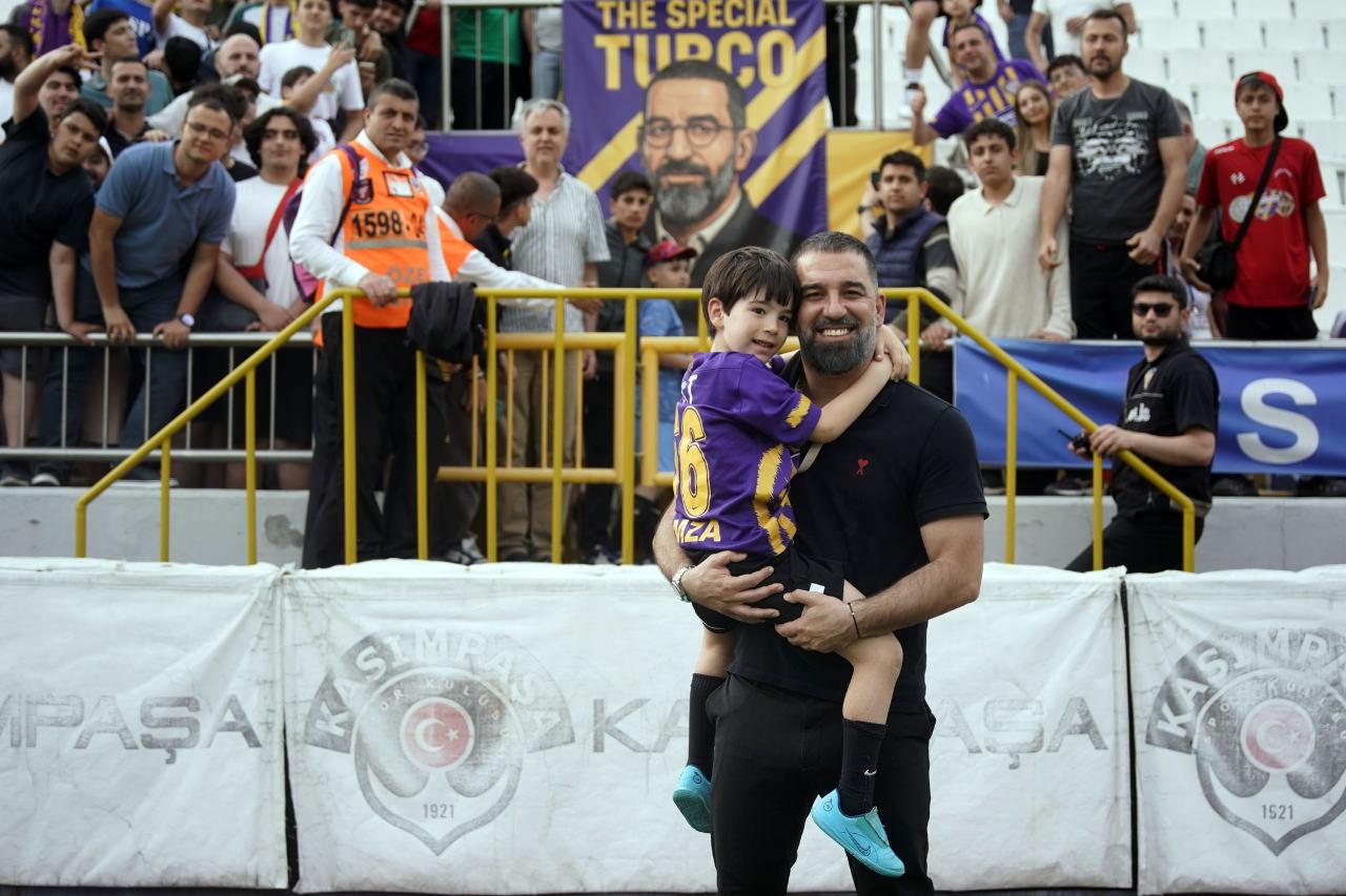 Arda Turan oğluyla birlikte