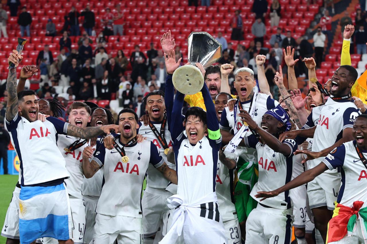 Tottenhamlı oyuncular, UEFA Avrupa Ligi kupasıyla