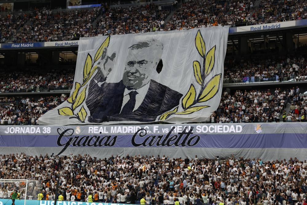 Carlo Ancelotti için açılan pankart