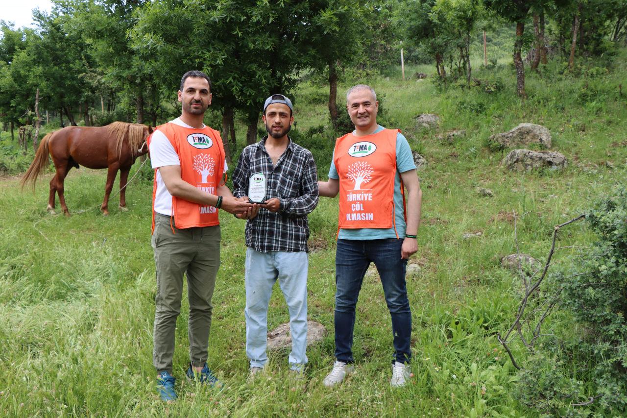 Bingöl’ün Solhan ilçesinde çiftçilik yapan Ali Salcı, çevreye olan duyarlılığı nedeniyle plaket aldı.