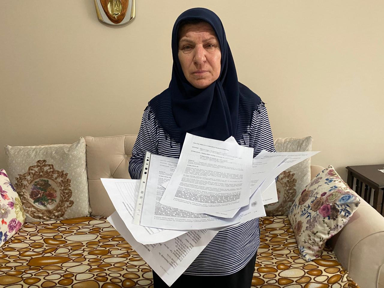 55 yaşındaki Bircan Yaşa evini sattığına ilişkin evrakları ile yardım bekliyor. 