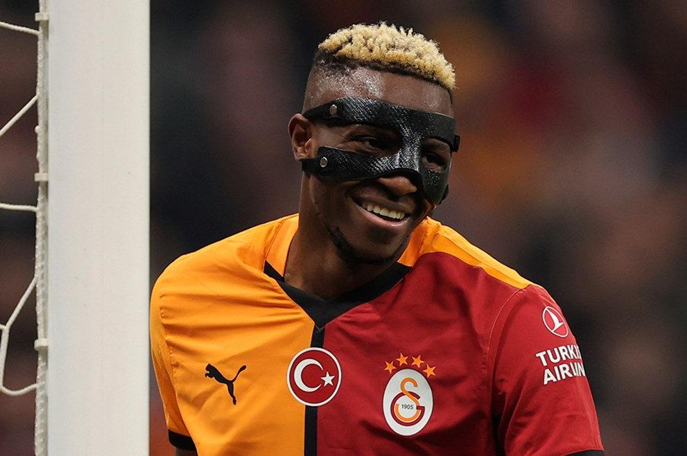 Victor Osimhen'in bir pozisyonun ardından tepkisi.
