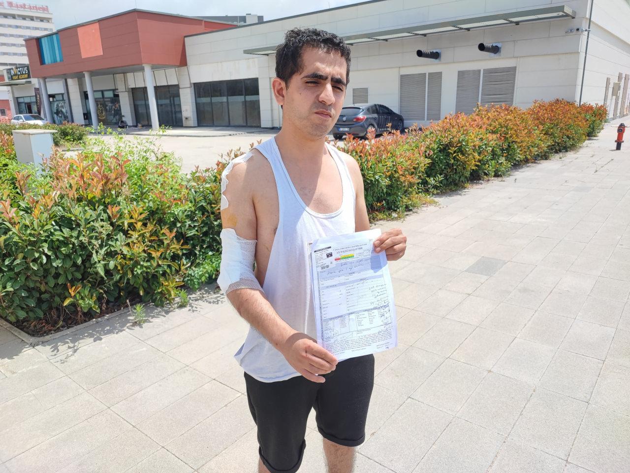 Köpeğin saldırısına uğrayan Mehmet Esentürk'ün Adana Şehir Hastanesi önündeki görüntüsü