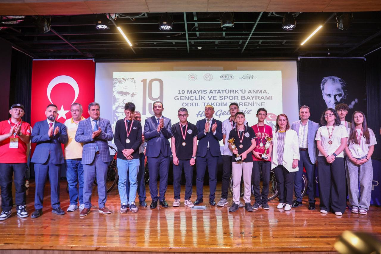 Öğrenci ve öğretmenler ödüllerini aldılar. 