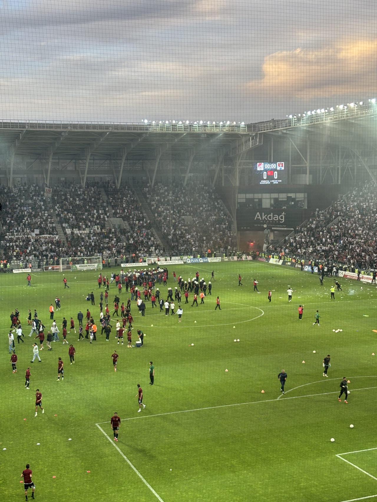 Vanspor FK - Elazığspor maçında saha karıştı