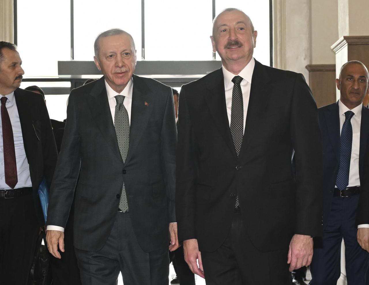 Cumhurbaşkanı Recep Tayyip Erdoğan, çeşitli programlara katılmak üzere geldiği Azerbaycan'ın Laçın kentinde, Azerbaycan Cumhurbaşkanı İlham Aliyev ile bir araya geldi.