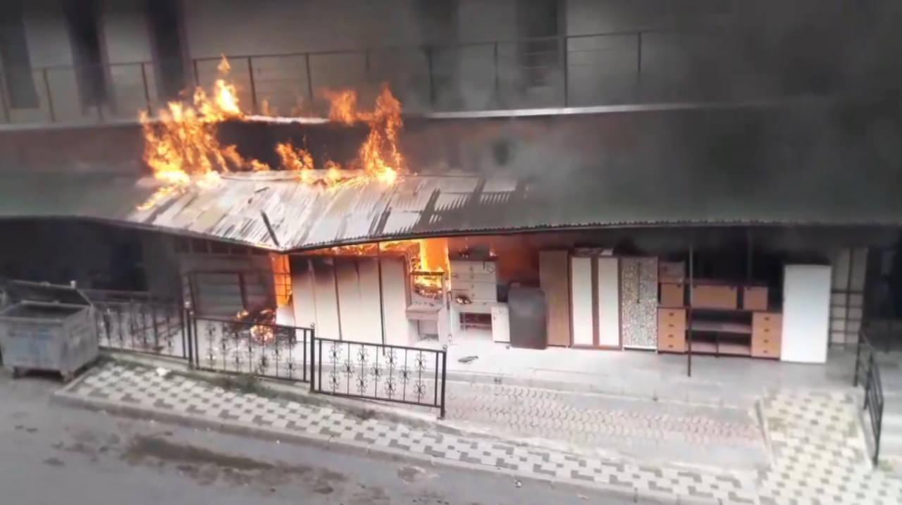 İş merkezinden alevler yükseldi