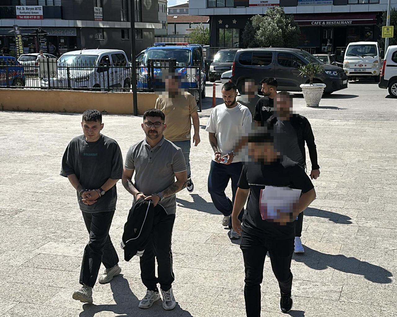 Yurt dışına kaçmaya çalışan 3 FETÖ'cü ile 4 organizatör tutuklandı.