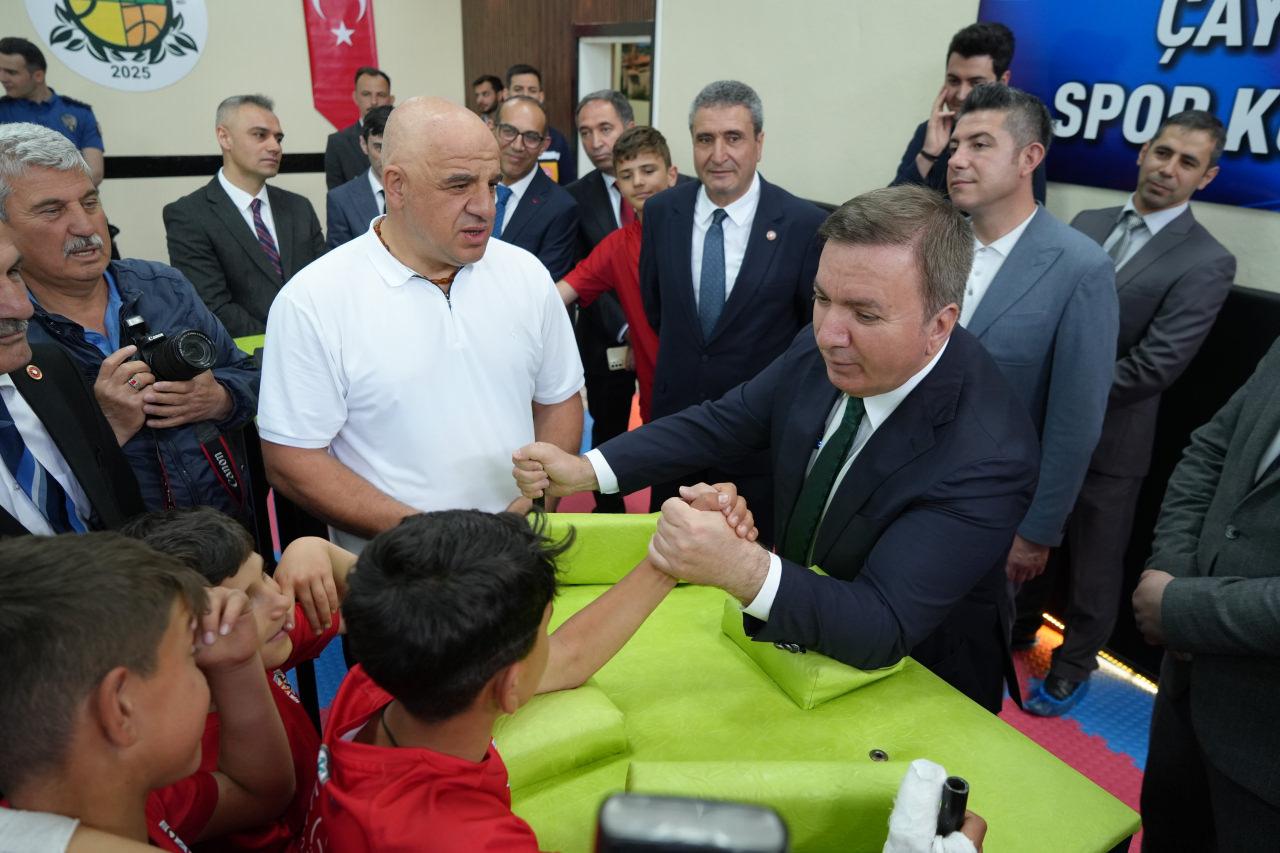 Vali Hamza Aydoğdu, öğrencilerle bilek güreşi yaptı. 