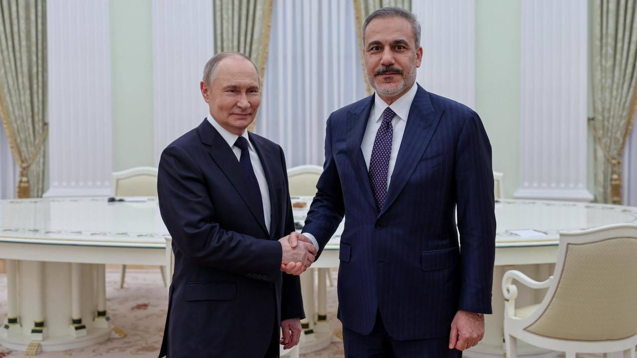Rusya Devlet Başkanı Vladimir Putin'le görüşmeden bir kare.