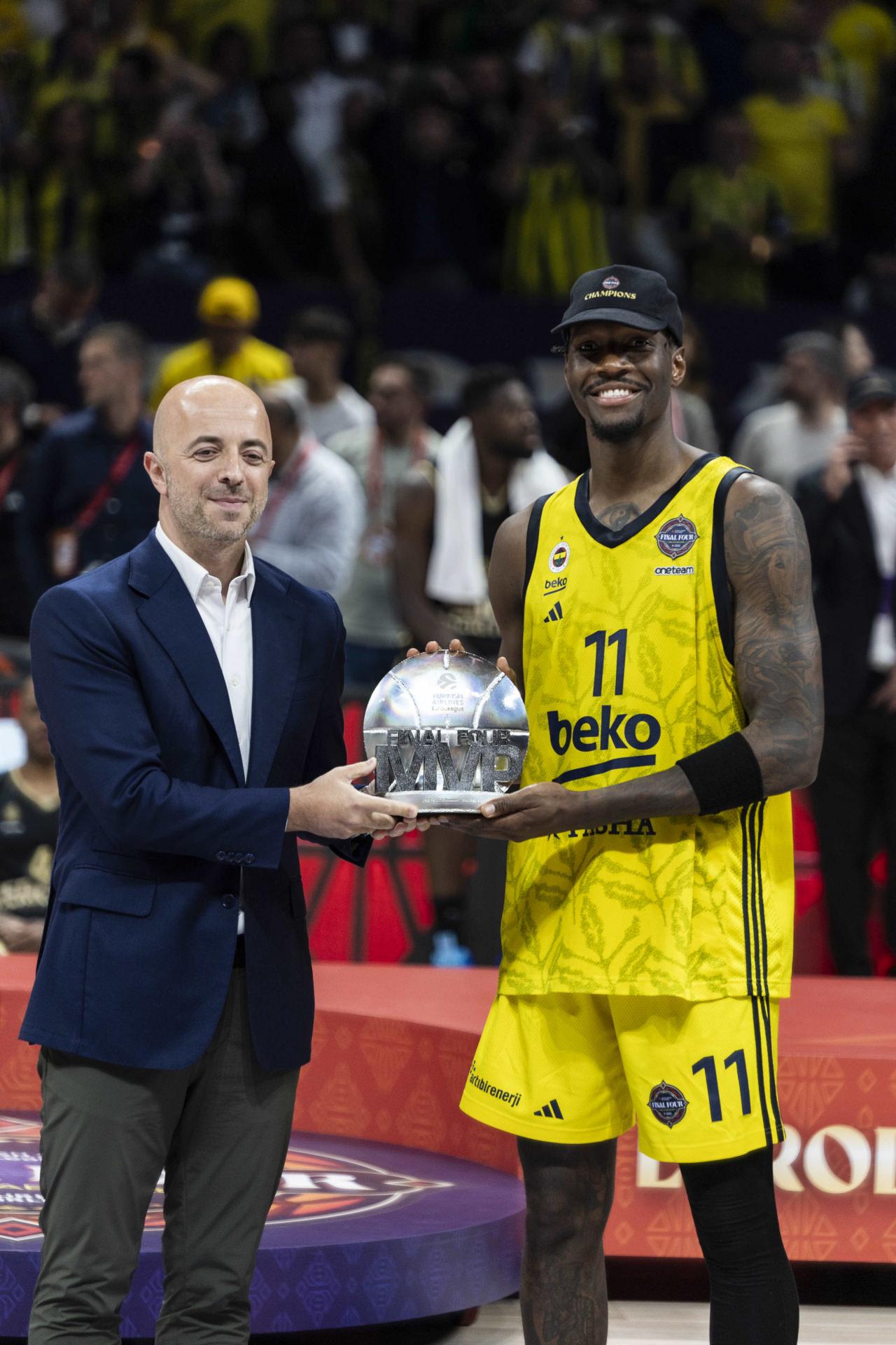 THY Genel Müdür Yardımcısı Ahmet Olmuştur, Fenerbahçeli Nigel Hayes Davis ile birlikte.