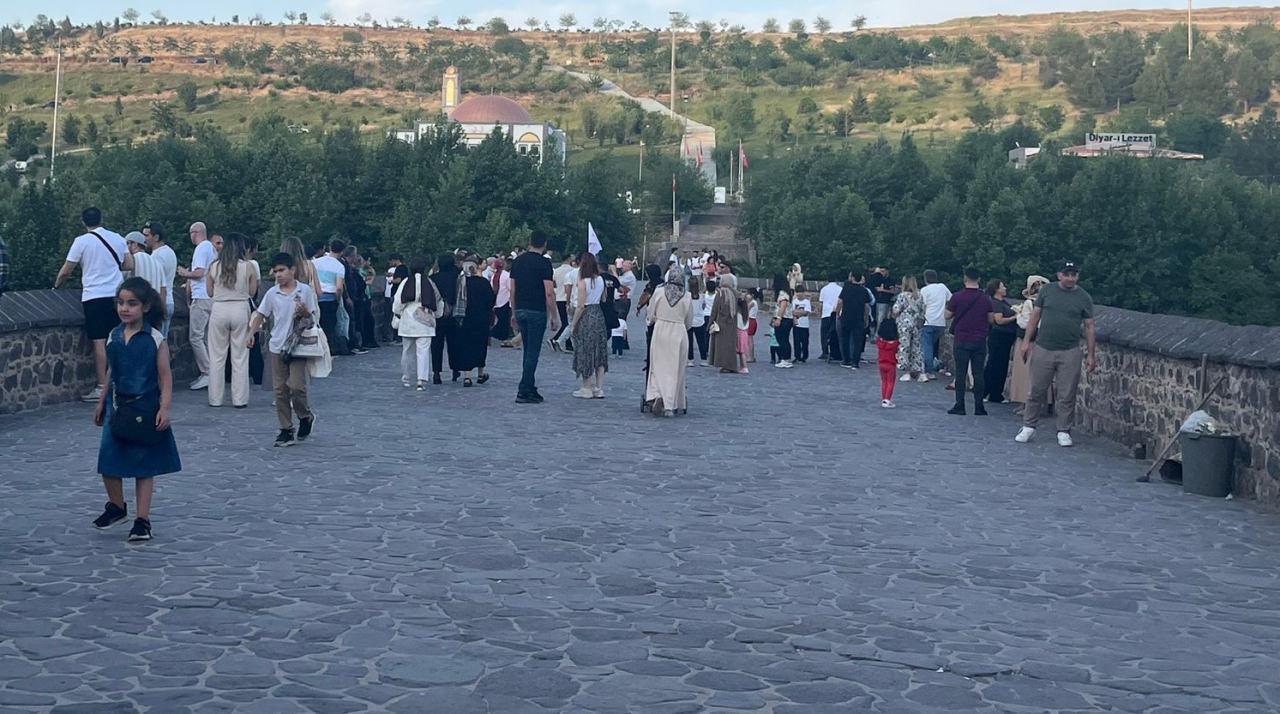 Diyarbakır On Gözlü Köprü