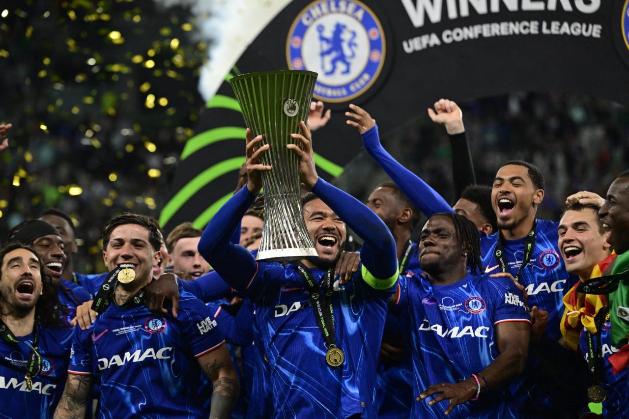 UEFA Konferans Ligi finalinde Real Betis'i 4-1 mağlup eden Chelsea şampiyon oldu.