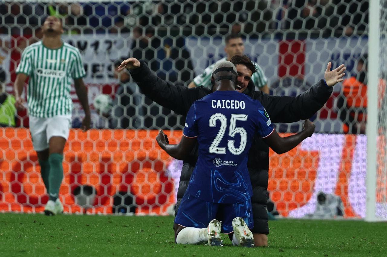 UEFA Konferans Ligi finalinde Real Betis'i 4-1 mağlup eden Chelsea şampiyon oldu.