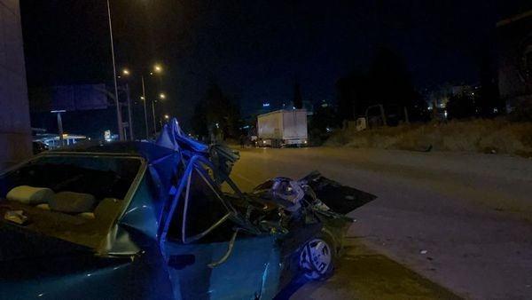 Bursa'da seyir halindeki TIR'a arkadan çarpan otomobil hurdaya döndü.
