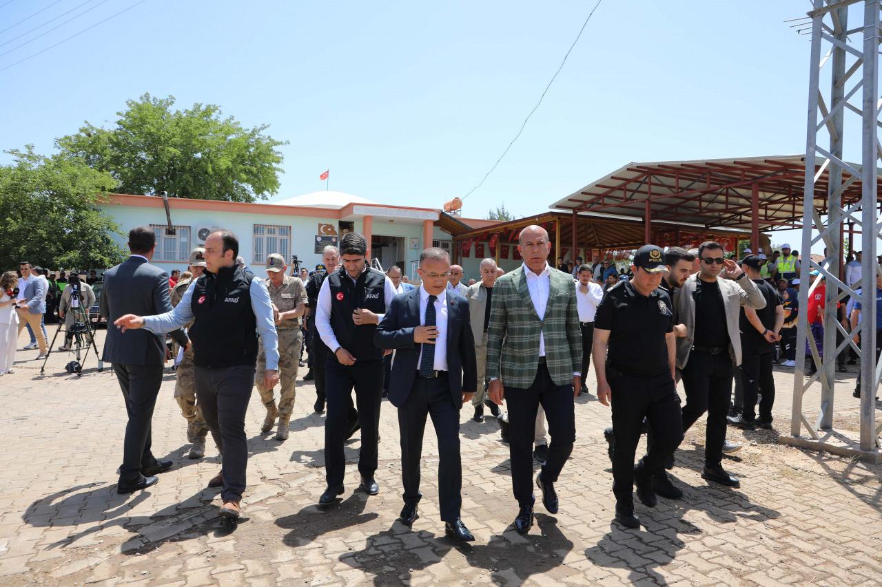 Gaziantep Valisi Kemal Çeber, beraberinde İl Emniyet Müdürü Celal Özcan ve İl Jandarma Komutanı Tümgeneral Halil Şen.