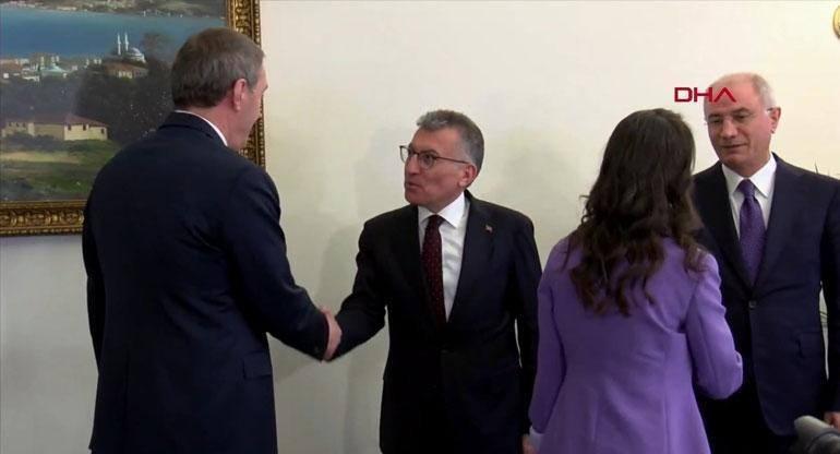 AK Parti heyeti DEM Parti'yi karşıladı. 