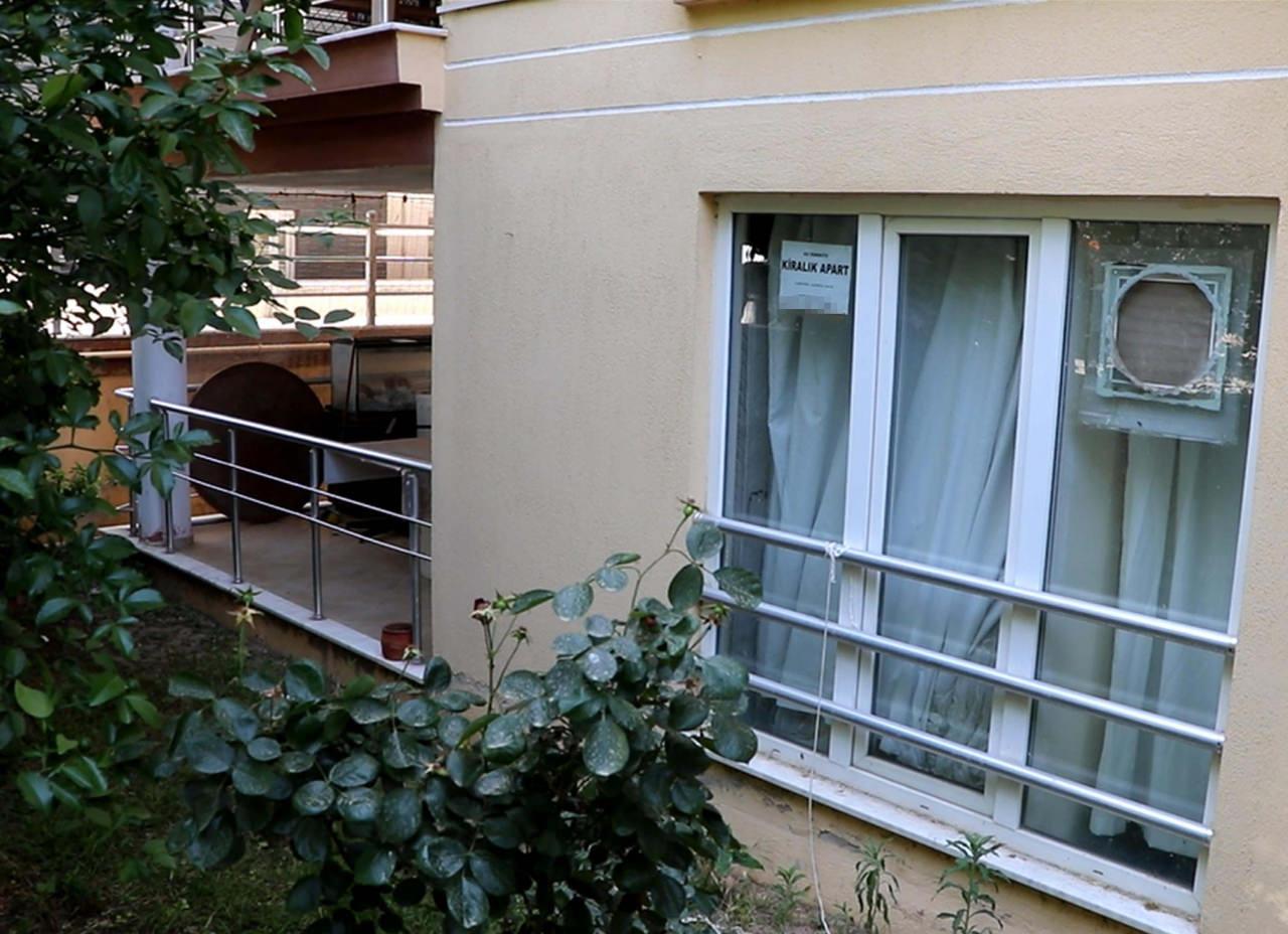 Gizli kamera yerleştirilerek kiraya verilen evin bahçeden görüntüsü