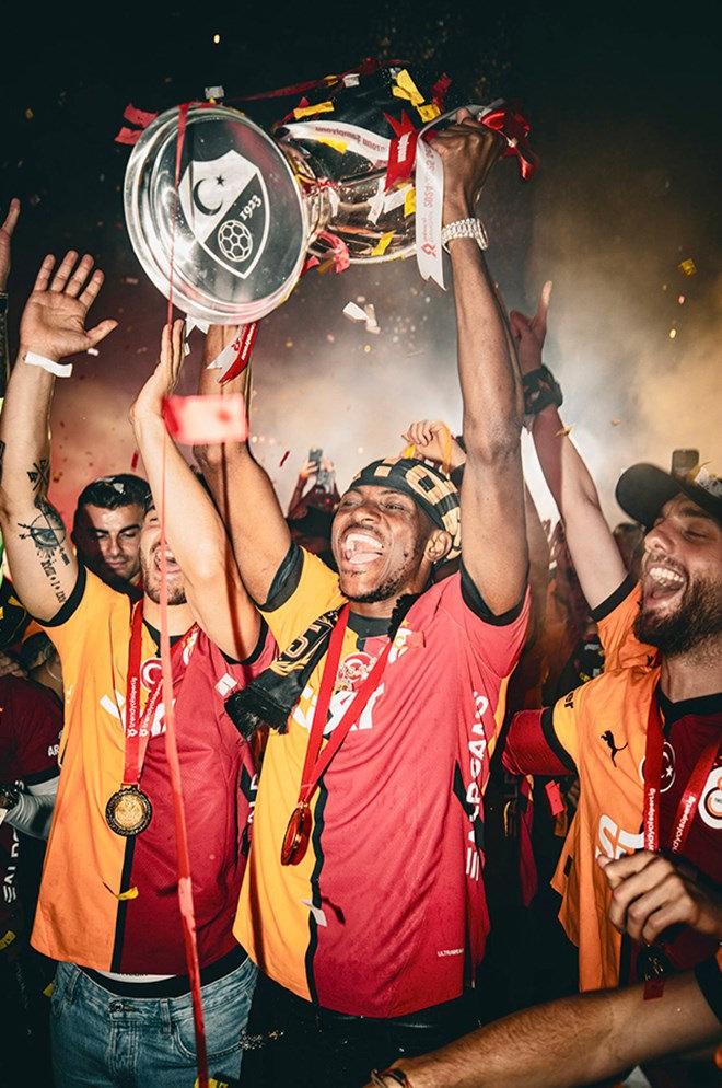 Osimhen (2024-2025 şampiyonluk kupasını kaldırırken)