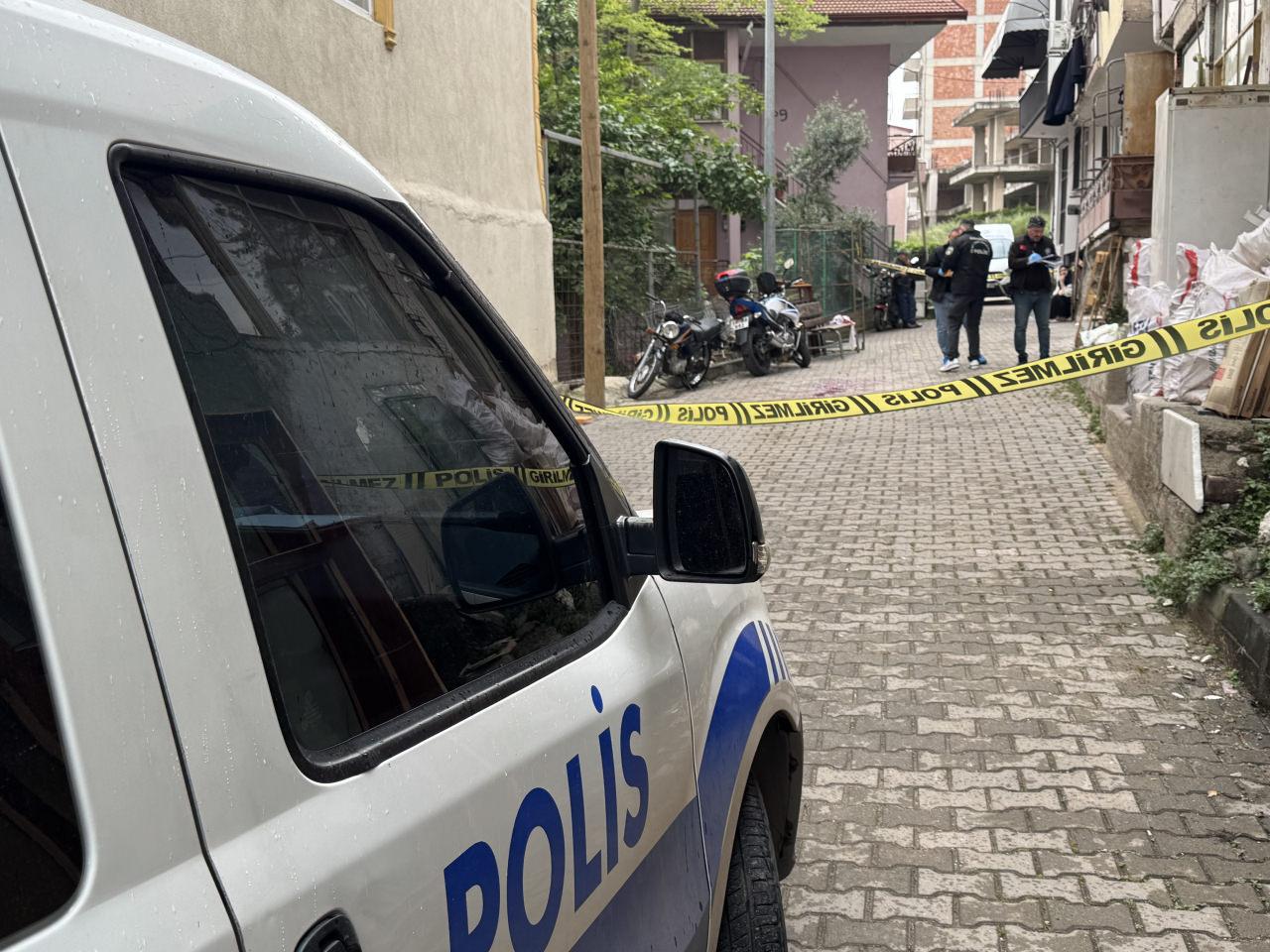 Cinayetin yaşandığı olay yerine polisler sevk edildi. 