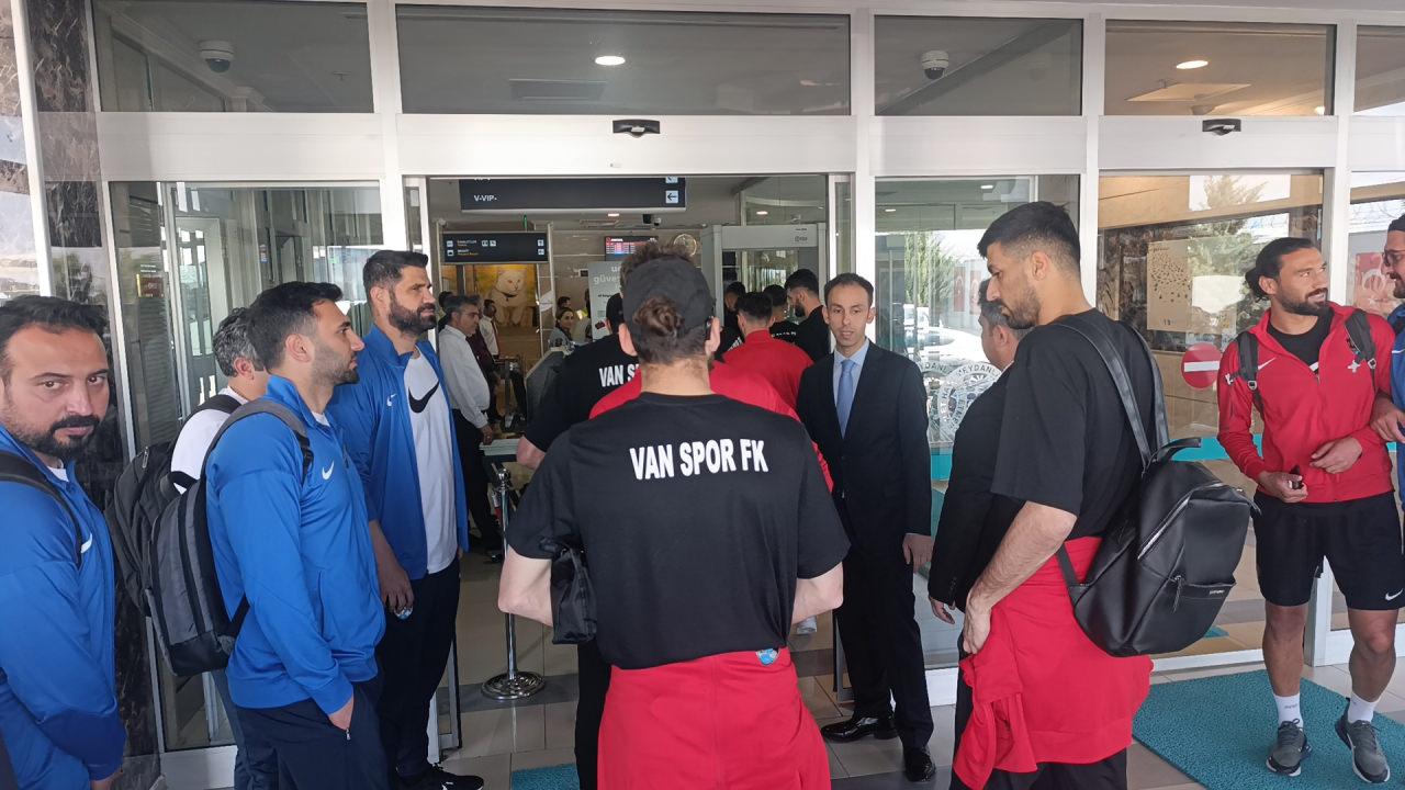 Vanspor kafilesi yola çıkarken.