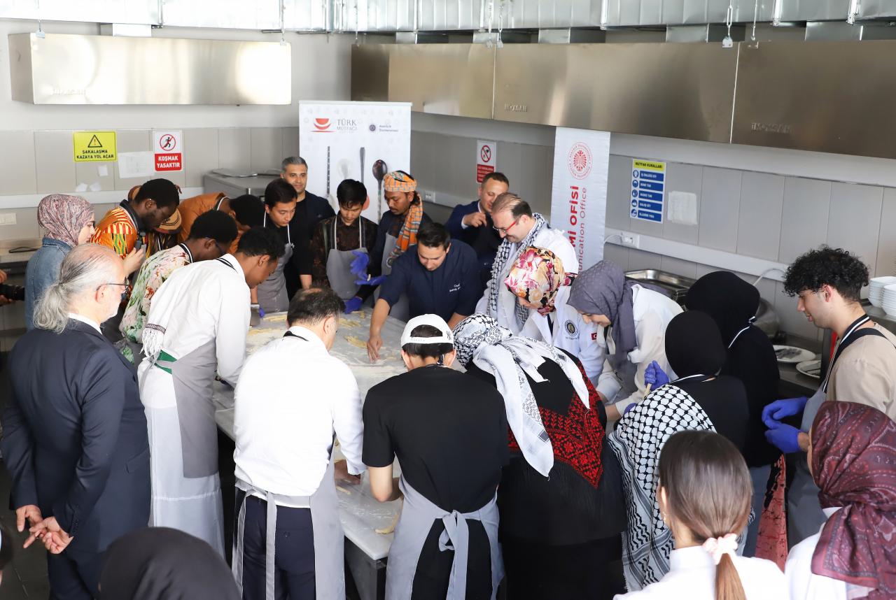 "Gastro-Diplomasi: Türk Mutfağı ile Bilim ve Kültür Buluşması" kapsamında öğrenciler yemek yapıyor. 