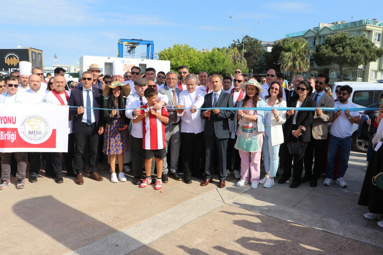 "8. Samsun Ot Yemekleri Festivali" yürüyüş kortejiyle başladı.