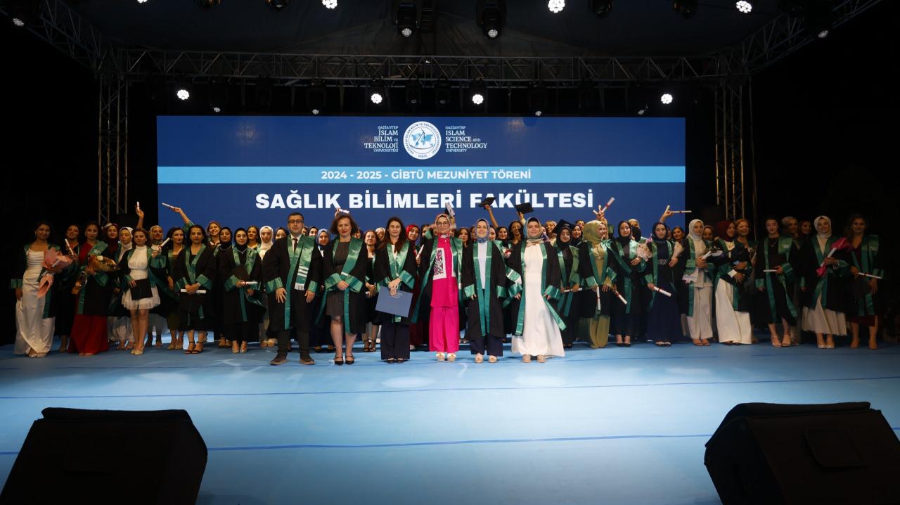 Mezunlara ödül ve belgeleri verildi. 