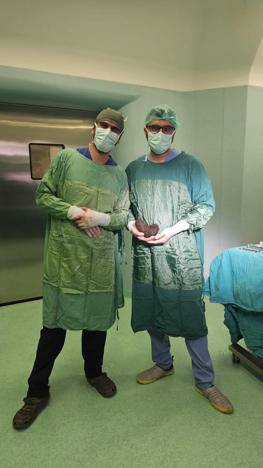Mide ağrısı ve iştahsızlık şikayetiyle hastaneye başvuran 9 yaşındaki kız çocuğunun midesinden çıkanlar doktorları bile şoke etti.