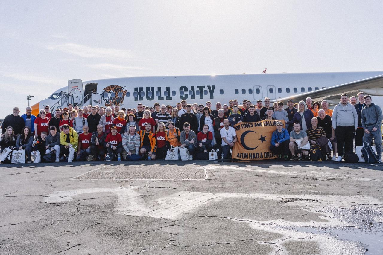Hull City'nin Antalya'ya iniş yapan uçağı.