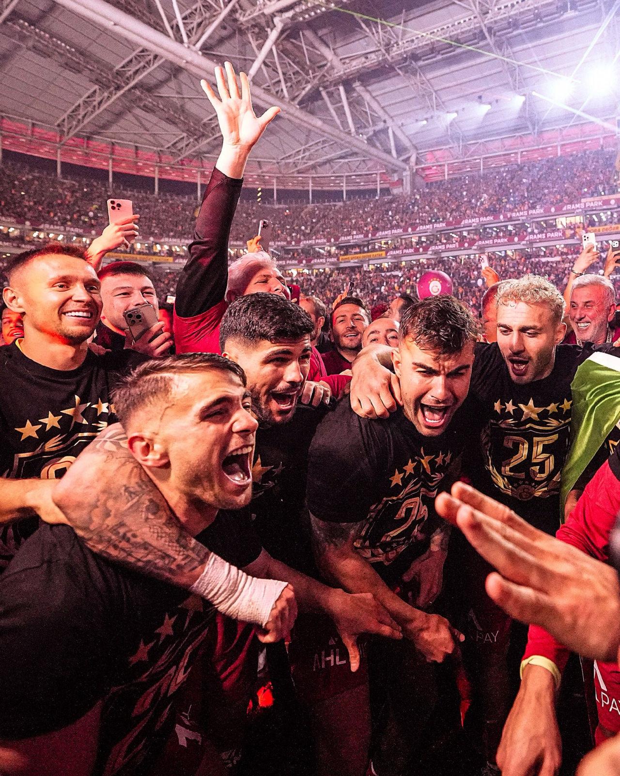 Şampiyonluk kutlamalarında Yunus Akgün