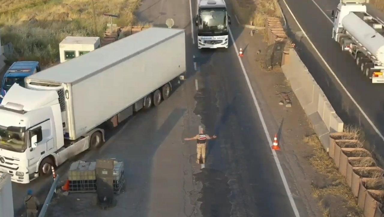 Jandarma tarafından yolda şok yol araması yapıldı.