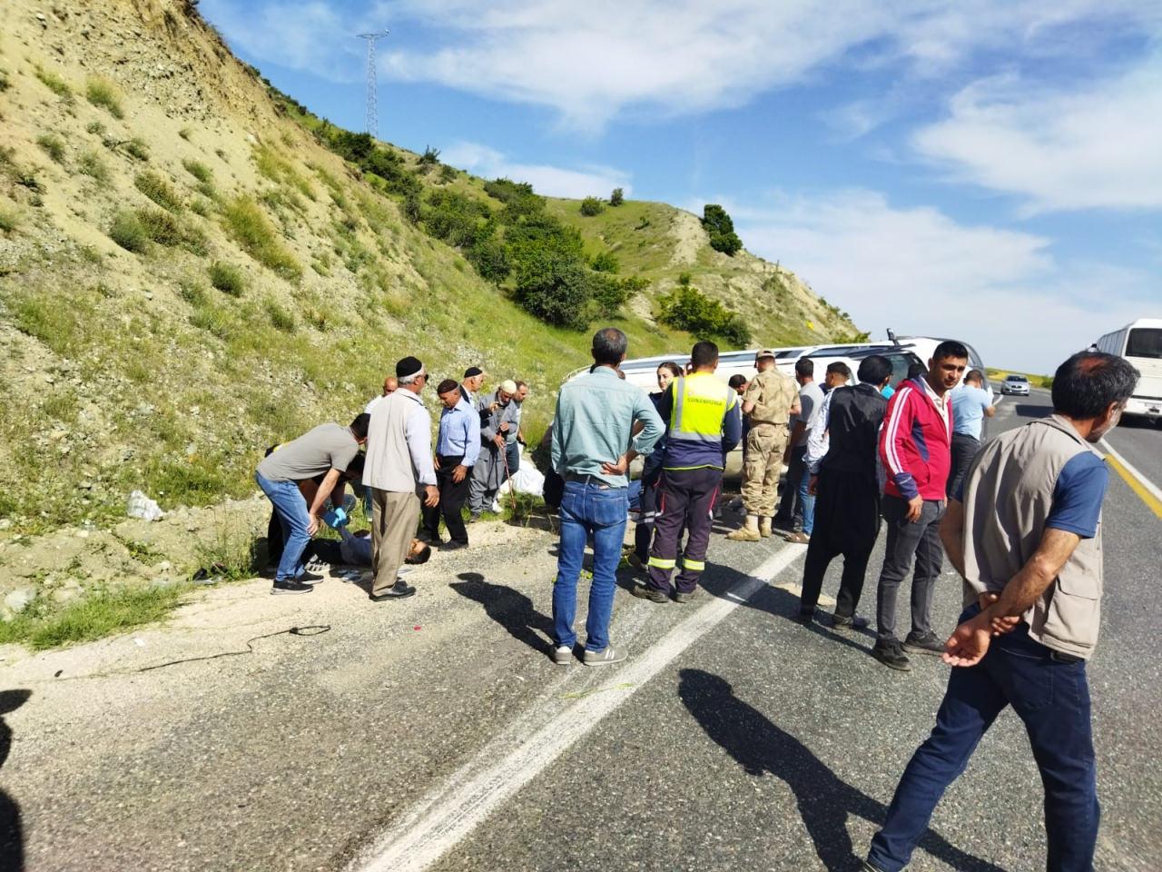Takla atan minibüse yardım için gelen ekipler ve çevredeki vatandaşlar