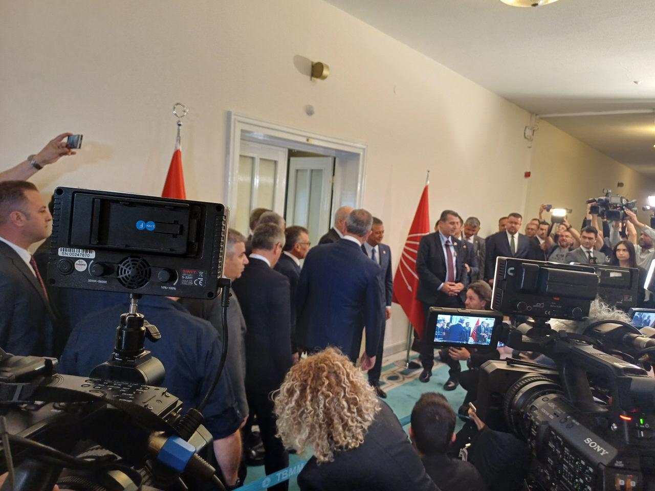 TBMM Başkanı Numan Kurtulmuş CHP'yi ziyaret etti. Kurtulmuş, CHP'yi ve CHP Genel Başkanı Özgür Özel'i ziyaret etti.
