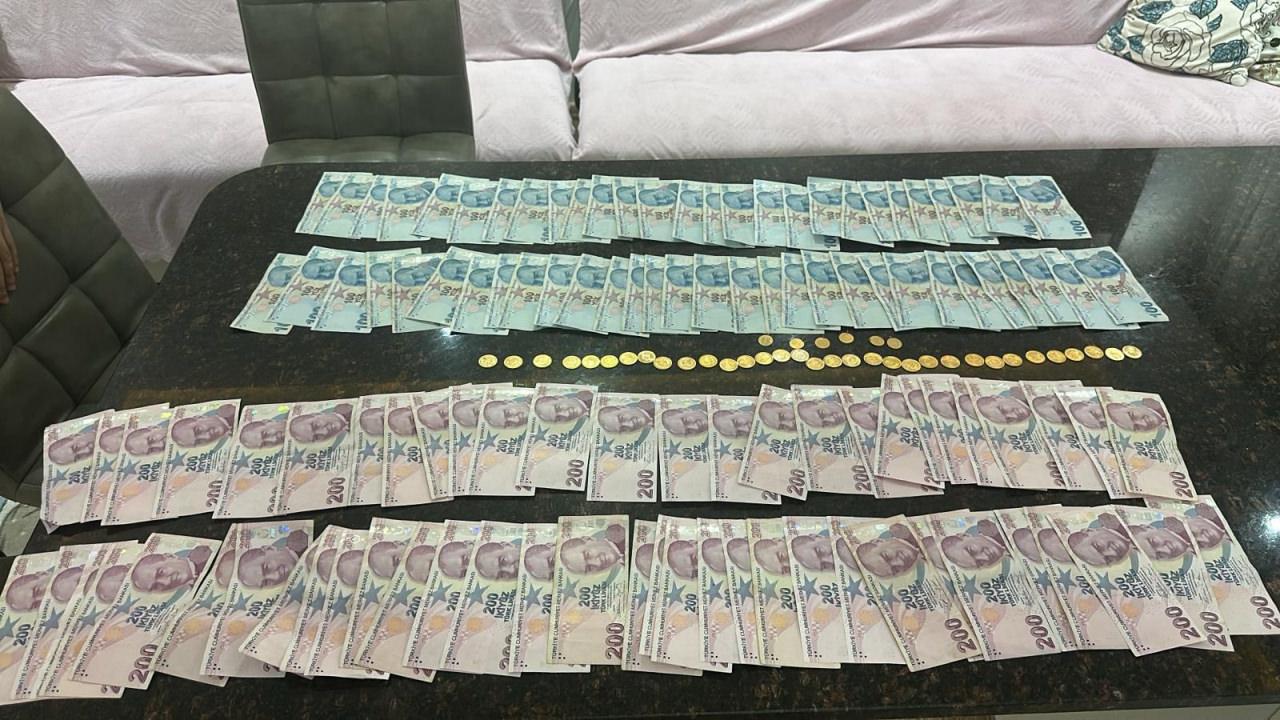 Aramalarda 100 bin lira, 33 cumhuriyet altını, 2 gram altın, çok sayıda dijital materyal ve doküman ele geçirildi.