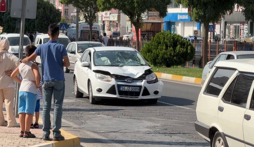 Çocuklara çarpan arabanın kaza sonrası hasarlı görüntüsü