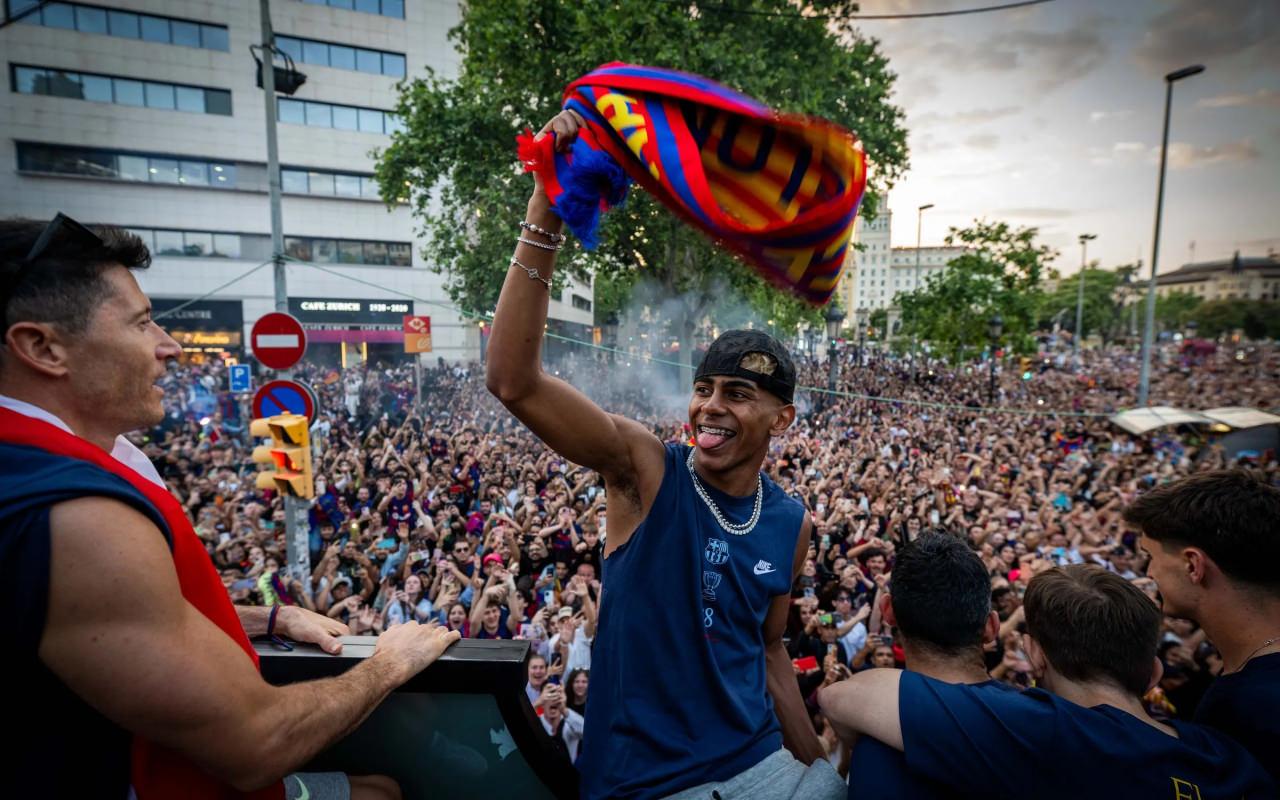 Lamine Yamal ve Barcelonalı futbolcular şampiyonluk kutlamasında