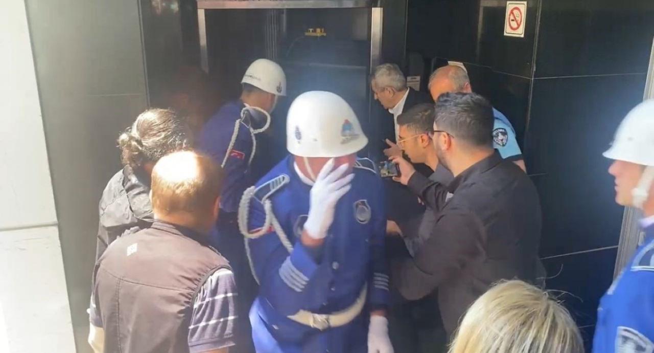 İlhan Şeşen’in cenazesi asansörde mahsur kaldı.
