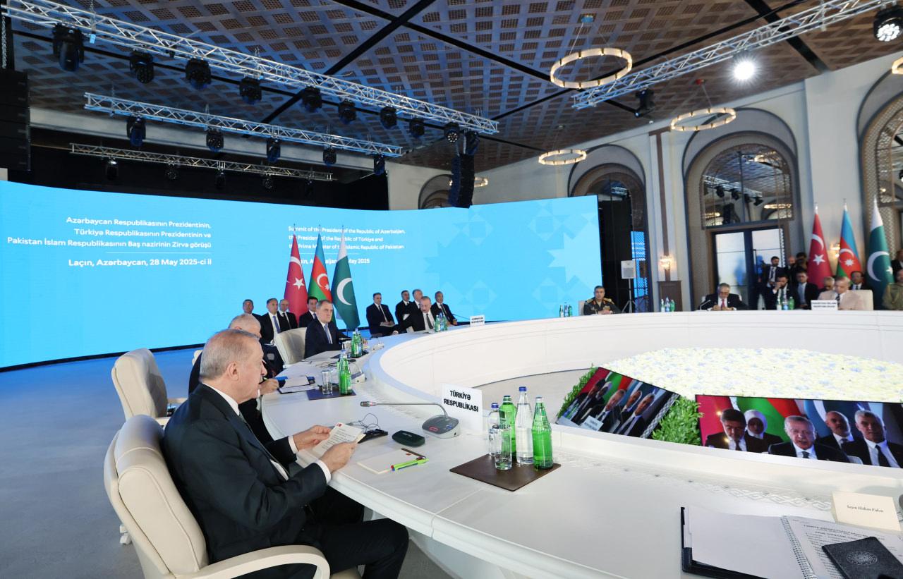 Cumhurbaşkanı Recep Tayyip Erdoğan, programı kapsamında bulunduğu Azerbaycan'da, Azerbaycan Cumhurbaşkanı İlham Aliyev ve Pakistan Başbakanı Şahbaz Şerif ile üçlü görüşmeye katıldı.