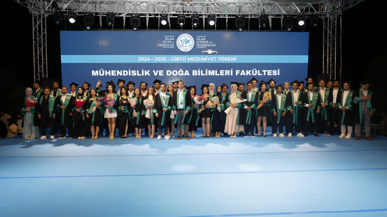 GİBTÜ'lü öğrenciler diplomalarını aldı. 