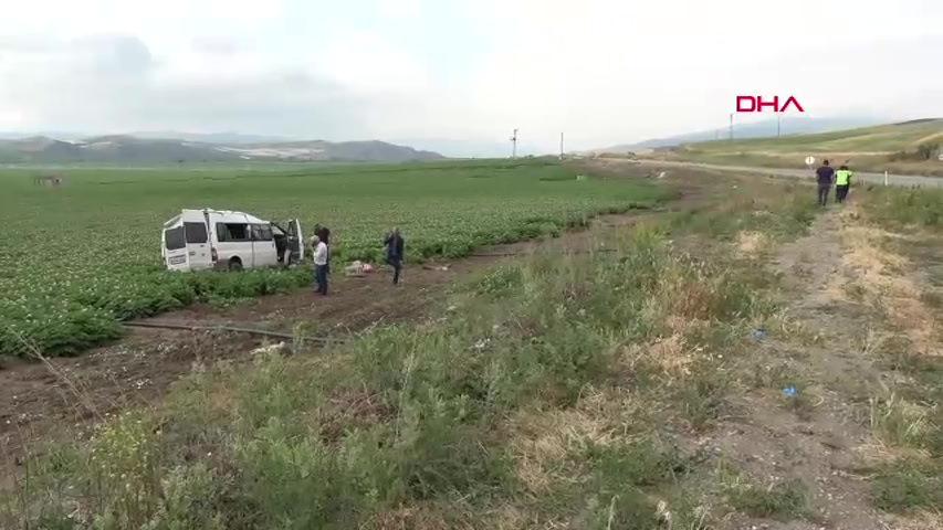 Amasya’da yolcu minibüsü takla attı.