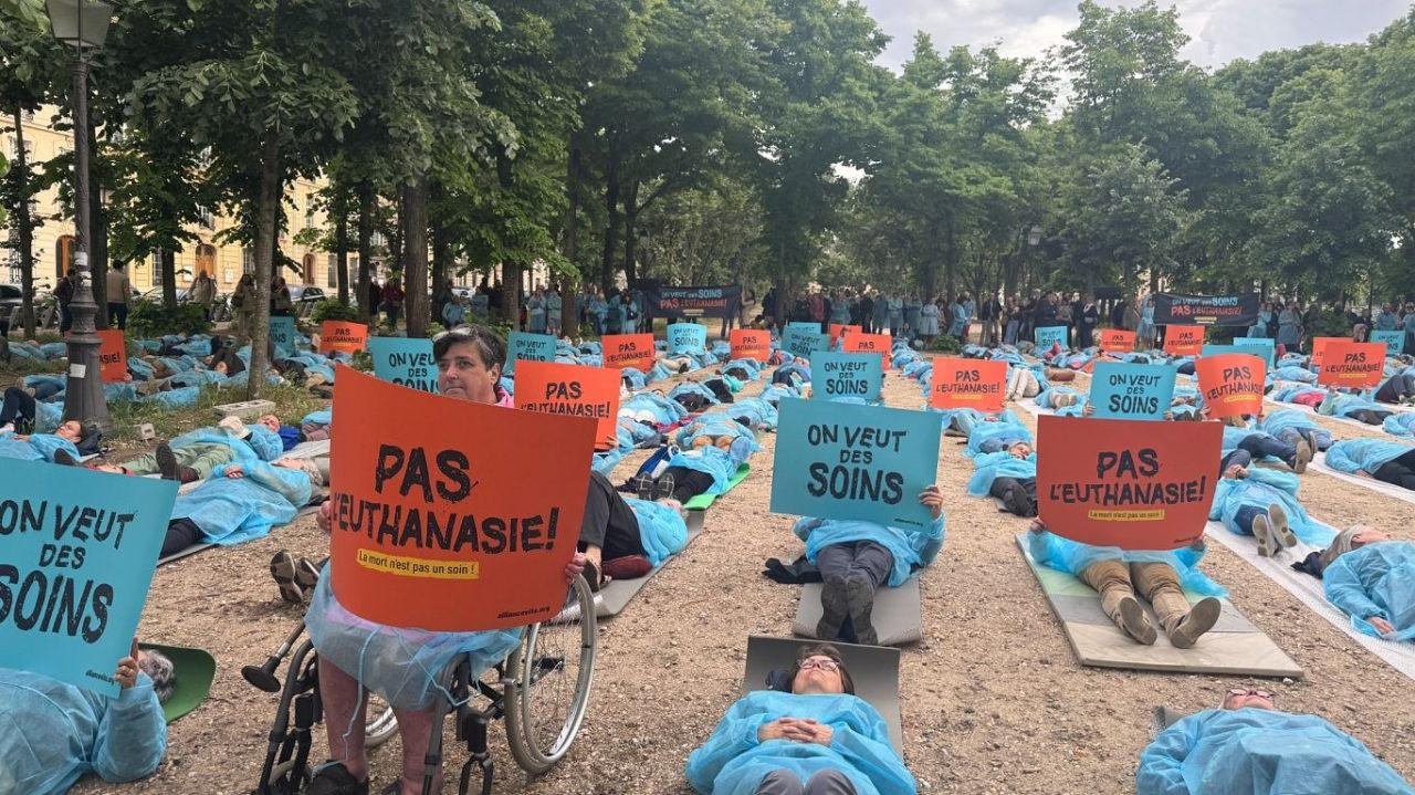 Yüzlerce protestocu Paris'te bir araya gelerek destekli ölüme ilişkin yasa tasarısını protesto etti