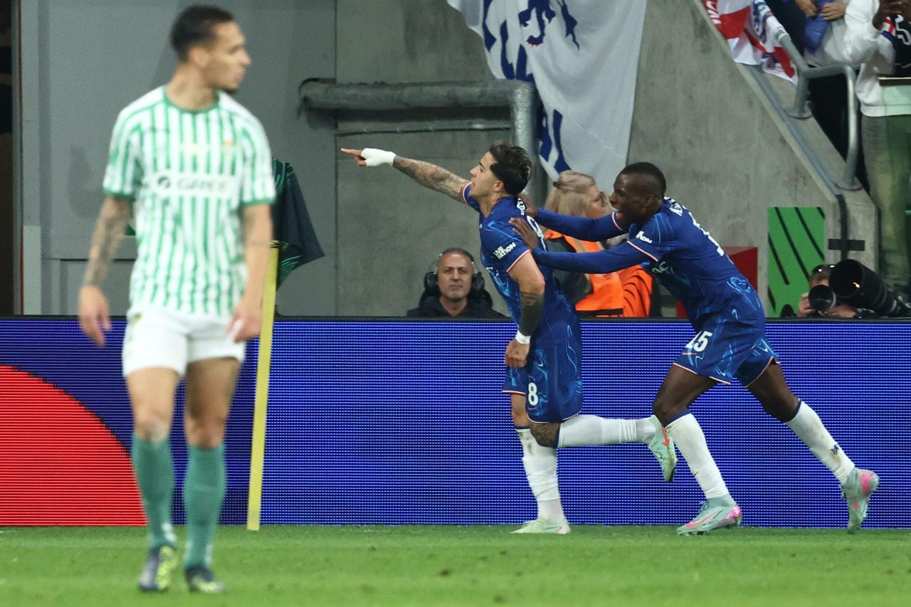 UEFA Konferans Ligi finalinde Real Betis'i 4-1 mağlup eden Chelsea şampiyon oldu.