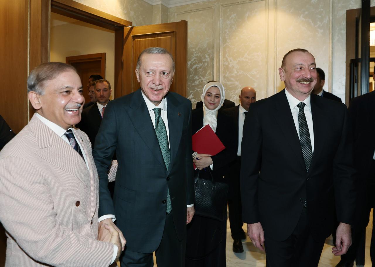 Cumhurbaşkanı Recep Tayyip Erdoğan, Azerbaycan Bağımsızlık Günü dolayısıyla gittiği Azerbaycan'da, Azerbaycan Cumhurbaşkanı İlham Aliyev ve Pakistan Başbakanı Şahbaz Şerif ile görüştü.