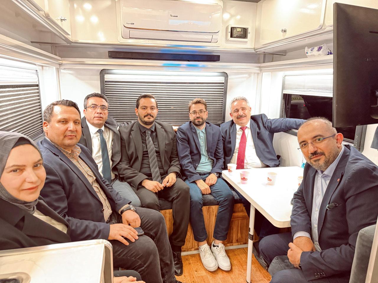 Gazeteciler yayını beklerken... Bedia Teymur, Abdurrahman Cüneyd Fidancı, Sabri Balaban, Hasan Basri Akdemir, Adem Metan, Sinan Burhan, Osman Ateşli