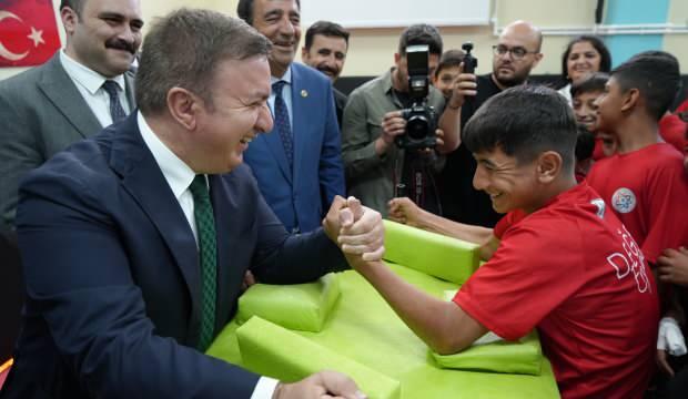 Valiyle bilek güreşi, kahkahalara bitti