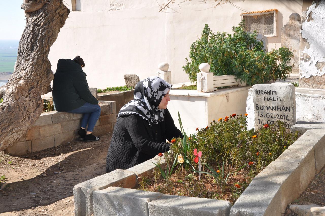 İbrahim Halil Bumanhan'ın annesi, oğlunun mezarı başında